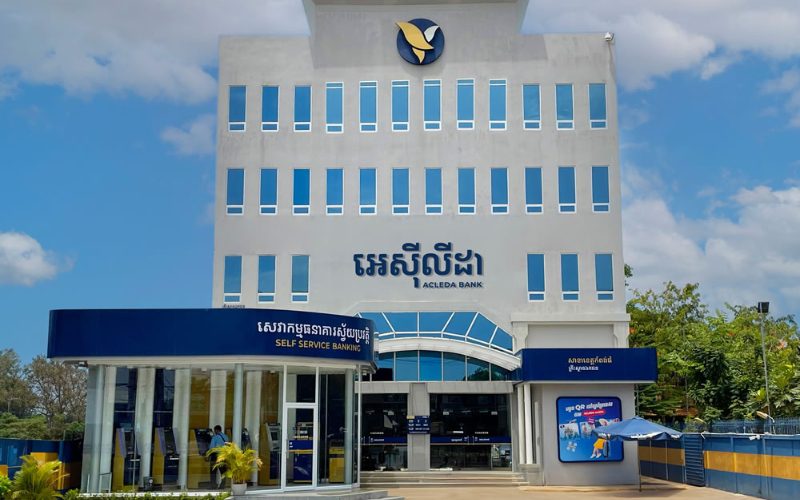 Bâtiment moderne de la banque ACLEDA au Cambodge, l’une des principales institutions financières du pays, offrant services bancaires et change de devises