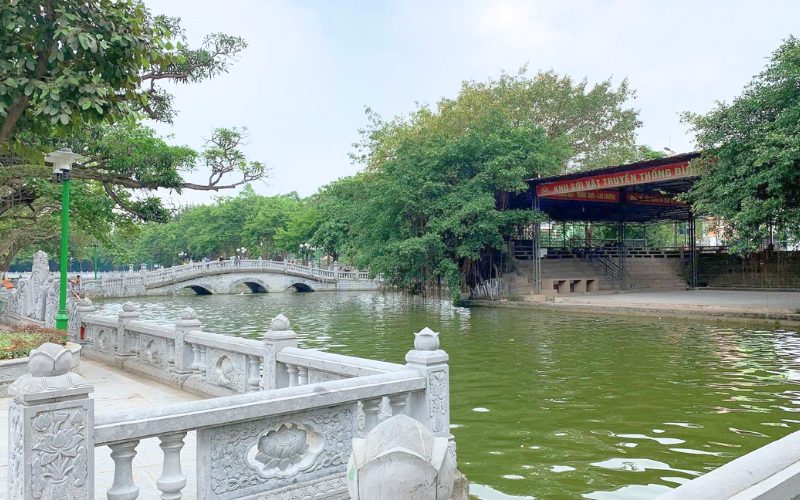ac et pont de pierre dans le complexe de maisons communales et de pagodes de Dong Ky