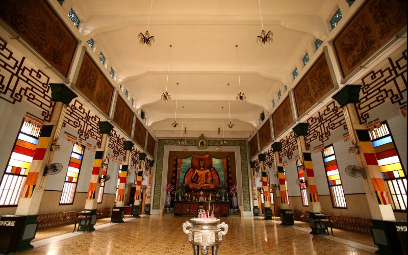 Architecture solennelle du hall principal de la pagode Xa Loi