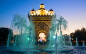 Arche de Patuxai à Vientiane la nuit