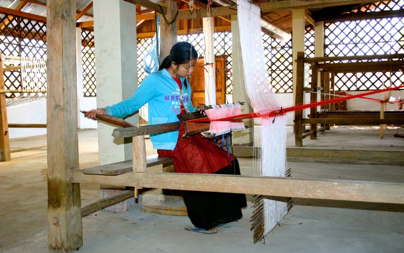 Artisanat du tissage dans le village de Ban Phanom