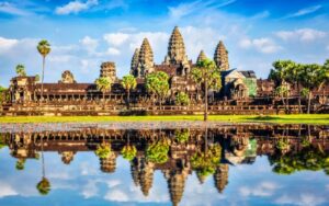 Siem Reap est une ville située au nord-ouest du Cambodge, célèbre pour son rôle central en tant que point de départ pour la découverte des temples d'Angkor.