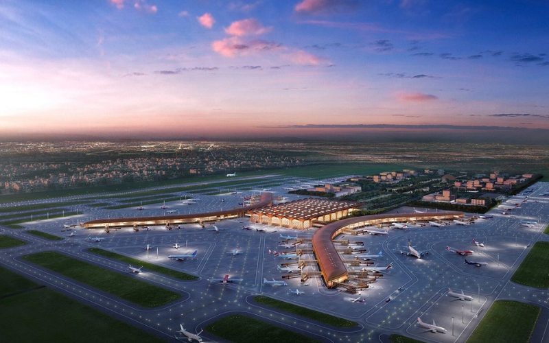 Vue aérienne nocturne de l’aéroport international Techo (KTI) à Phnom Penh, avec ses pistes illuminées, terminaux modernes et avions stationnés