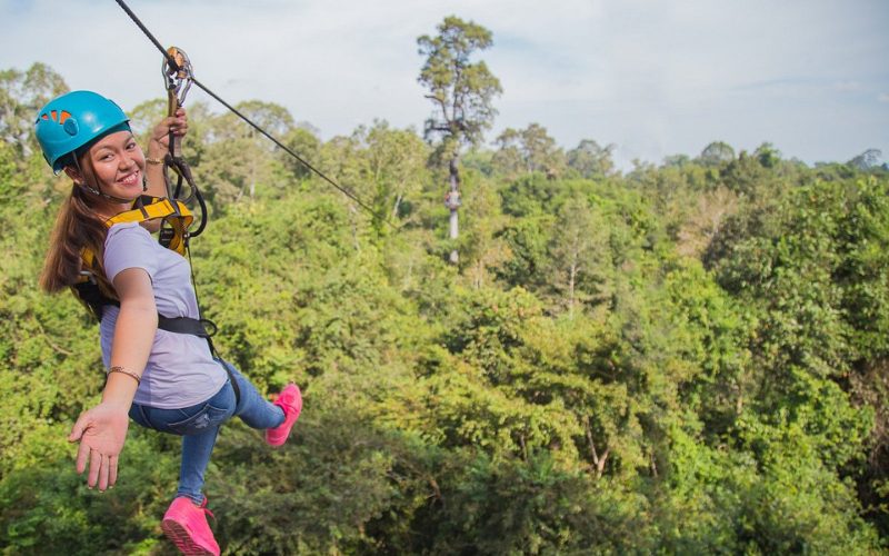 Activité de tyrolienne en pleine jungle au Cambodge, idéale pour une aventure ludique lors d’un voyage en famille