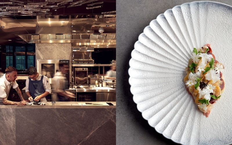 À gauche, deux chefs concentrés en pleine préparation dans une cuisine ouverte moderne aux tons marbrés et métalliques, au sein d’un restaurant gastronomique ; à droite, un plat raffiné soigneusement dressé avec des fleurs comestibles sur une assiette texturée en forme d’éventail blanc