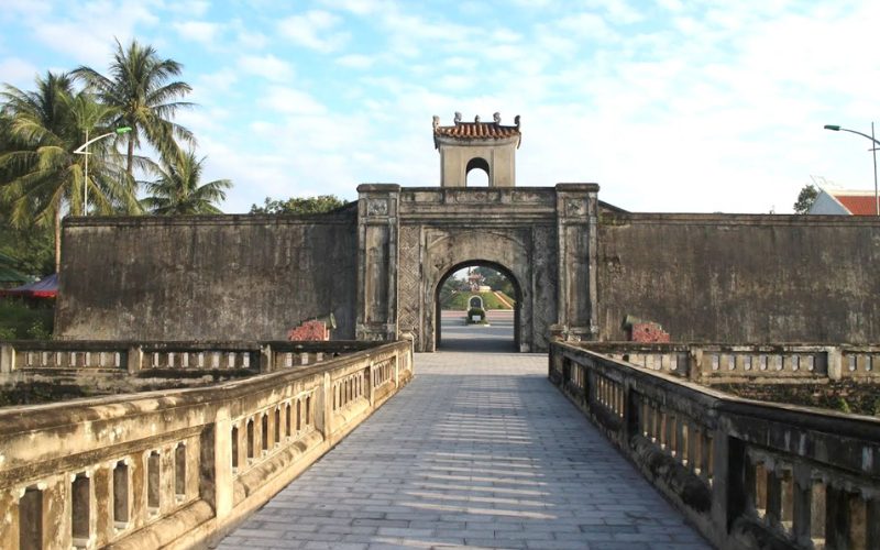 Entrée principale de l’ancienne citadelle de Quang Tri, avec ses murs en pierre et son portail historique, symbole de la guerre et de la mémoire