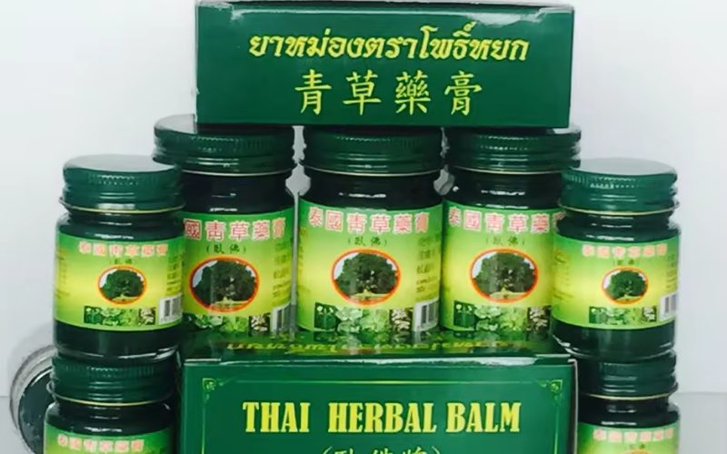 Pots et boîtes de baume aux herbes thaïlandais (Thai Herbal Balm) de couleur verte, utilisés pour leurs propriétés apaisantes et médicinales traditionnelles