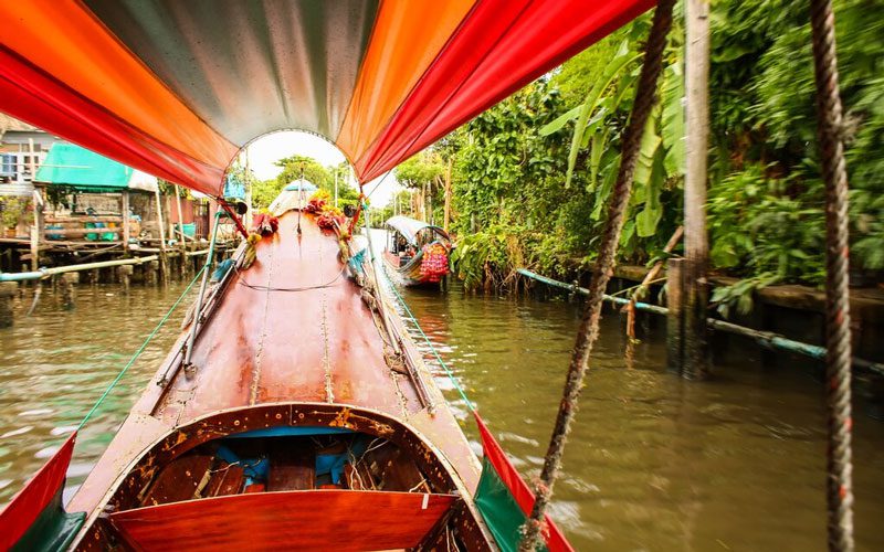 Bateau traditionnel à longue queue sur un canal à Bangkok