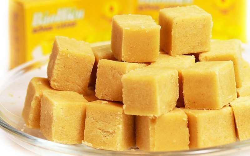 Alt text (French) :Cubes de **bánh đậu xanh**, spécialité vietnamienne à base de farine de haricot mungo, de sucre et de graisse végétale. Ces petits gâteaux friables et fondants en bouche sont typiques de Hai Duong et souvent dégustés avec une tasse de thé vert