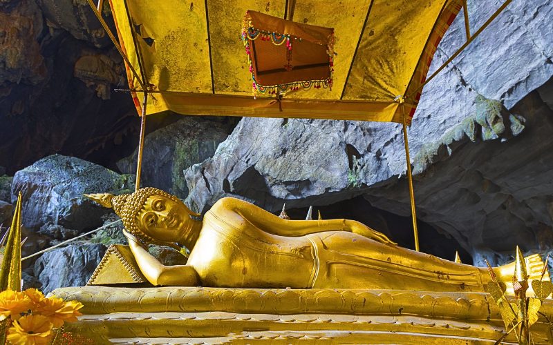 Bouddha couché dans la grotte de Tham Phu Kham