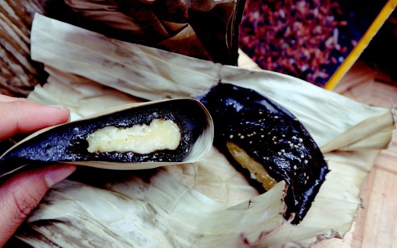Gâteau traditionnel, enveloppé dans des feuilles de bananier. Sa pâte de riz gluant noir renferme une garniture savoureuse de haricots et de porc, symbole culinaire des ethnies montagnardes du nord du Vietnam