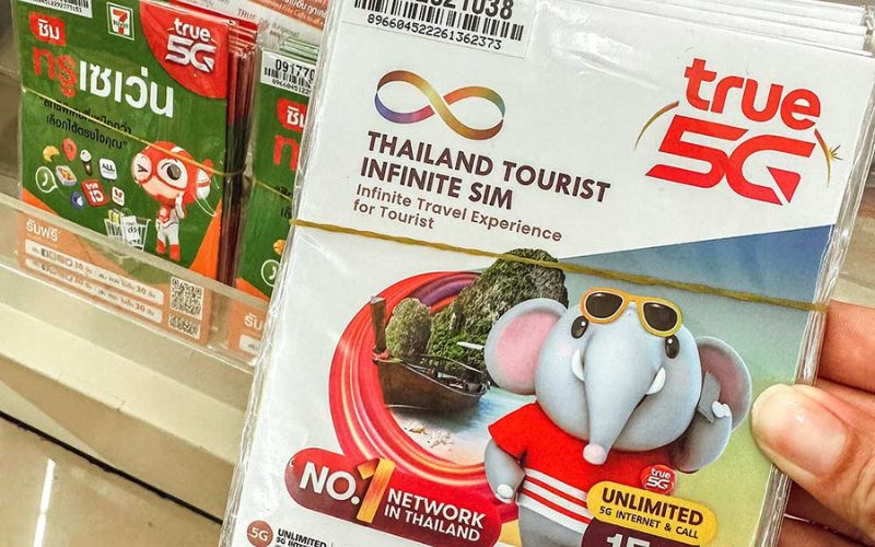 Carte SIM touristique True 5G vendue chez 7-Eleven en Thaïlande, offrant internet et appels illimités pendant 15 jours