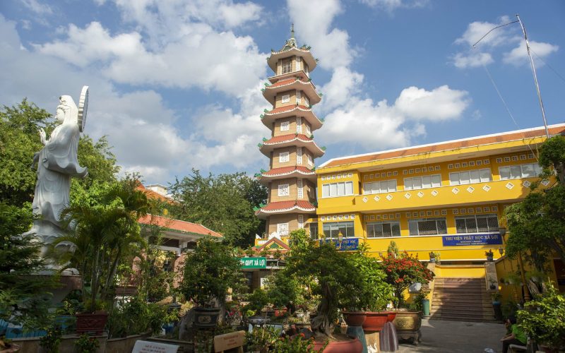 Complexe de la pagode Xa Loi à Ho Chi Minh-Ville avec différentes structures bouddhistes