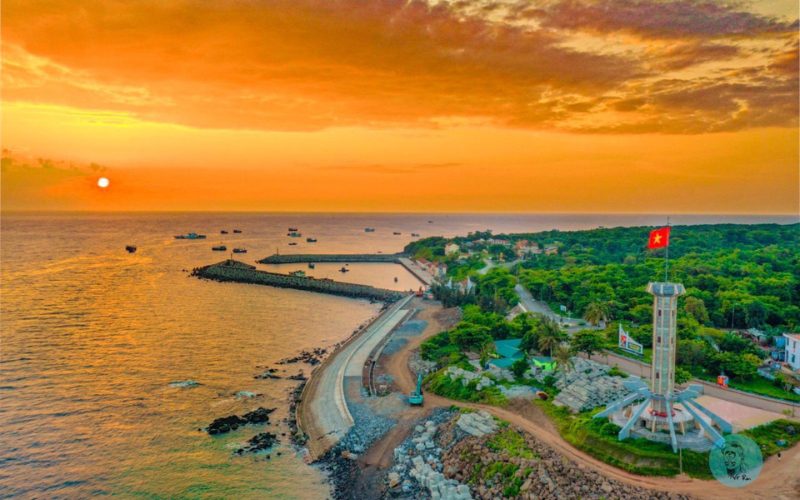 Vue aérienne de l’île de Con Co au large de Quang Tri, avec son monument au drapeau vietnamien, la côte rocheuse et un coucher de soleil spectaculaire sur la mer