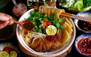 Cao Lau est un plat unique et emblématique de Hoi An, une charmante ville historique du Vietnam.