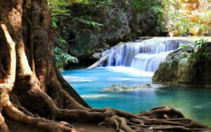 Cascades d'Erawan, avec des eaux turquoise limpides, entourées de formations rocheuses et de végétation luxuriante