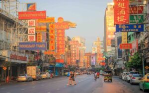 Rue animée de Chinatown à Bangkok