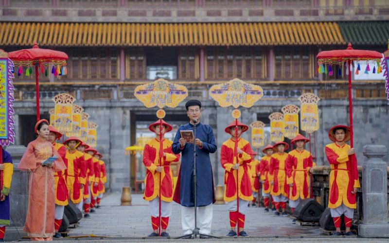 Cérémonie traditionnelle de Ban Sóc de la dynastie des Nguyễn au sein de la Cité impériale de Huê, avec officiants en costumes royaux et procession solennelle lors du Festival de Huê