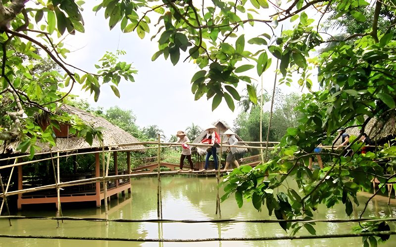 Connu pour ses jardins luxuriants et ses vergers de fruits tropicaux, Tan Phong offre une expérience authentique de la vie rurale vietnamienne