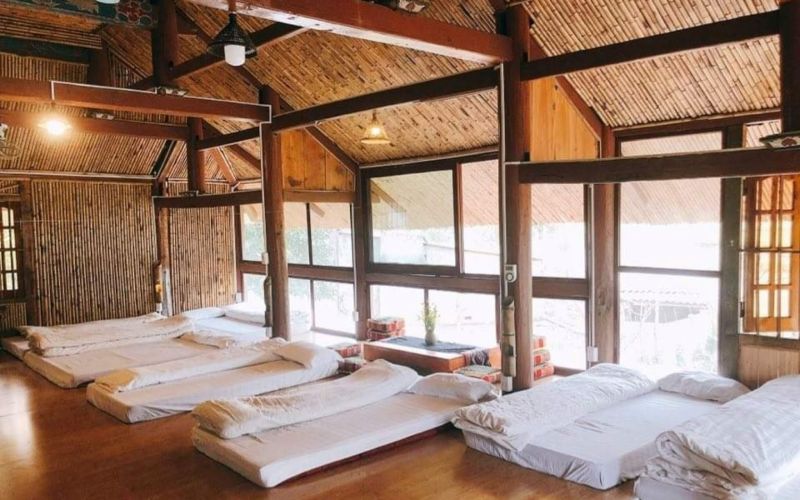 Hébergement traditionnel chez l'habitant avec intérieur en bambou. Un bon choix pour un voyage au Vietnam pas cher et aussi une profonde découverte locale.