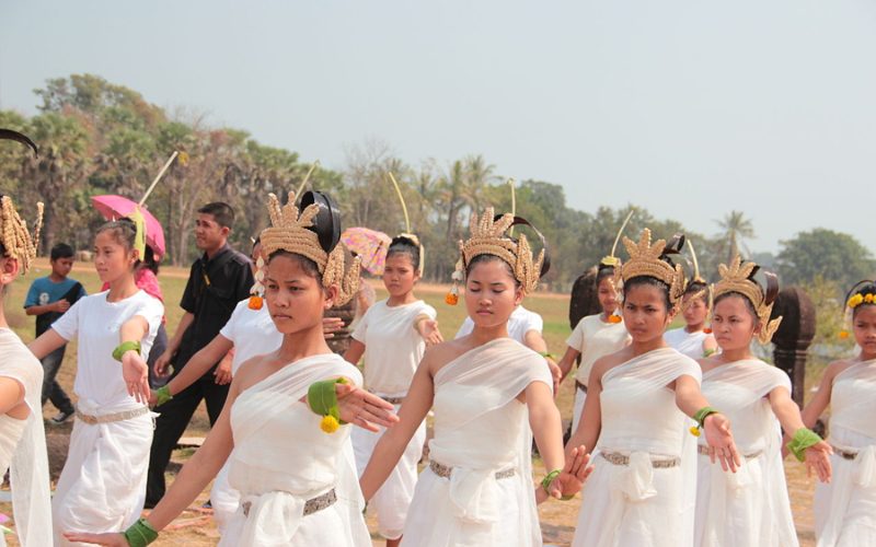 Danseuses laotiennes en costume traditionnel blanc exécutant une danse rituelle lors du festival Boun Wat Phou