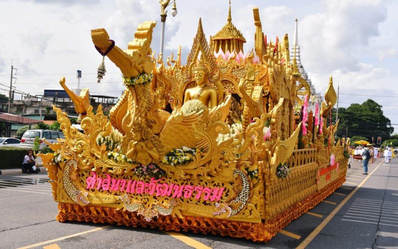Char allégorique doré richement décoré défilant lors du festival de Khao Phansa en Thaïlande