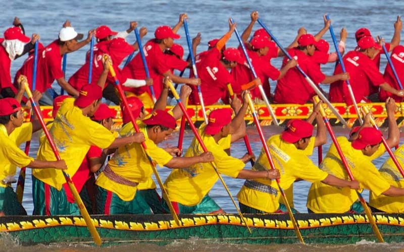 Courses traditionnelles de bateaux sur le fleuve