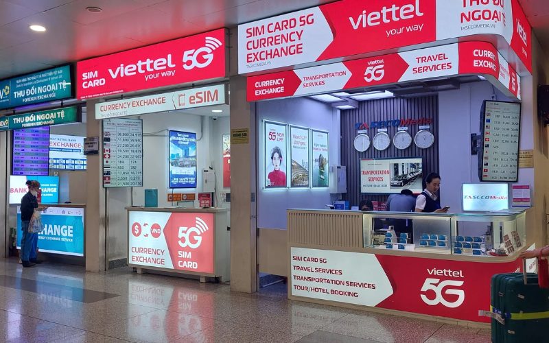 Comptoir Viettel 5G à l’aéroport international de Noi Bai à Hanoï, proposant la vente de cartes SIM, l’échange de devises et des services de transport pour les voyageurs