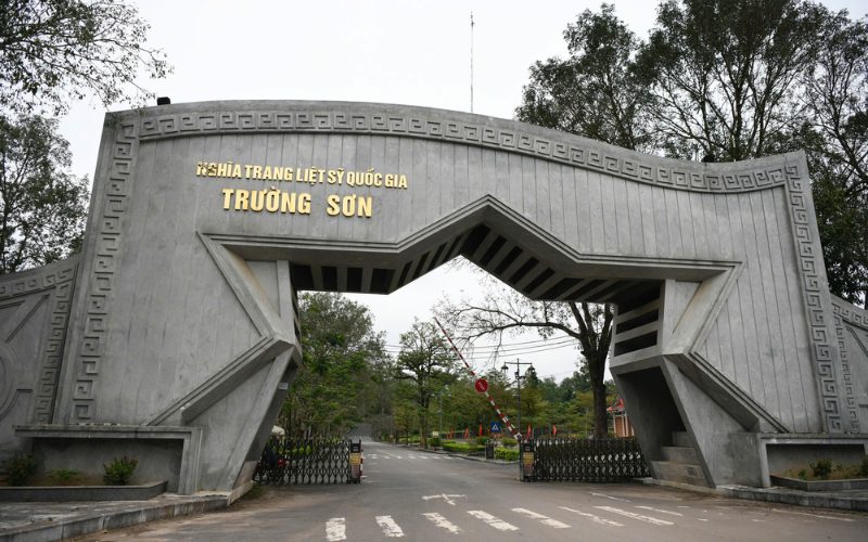Entrée monumentale en forme d’étoile du cimetière national des martyrs de Truong Son à Quang Tri, lieu de mémoire historique du Vietnam