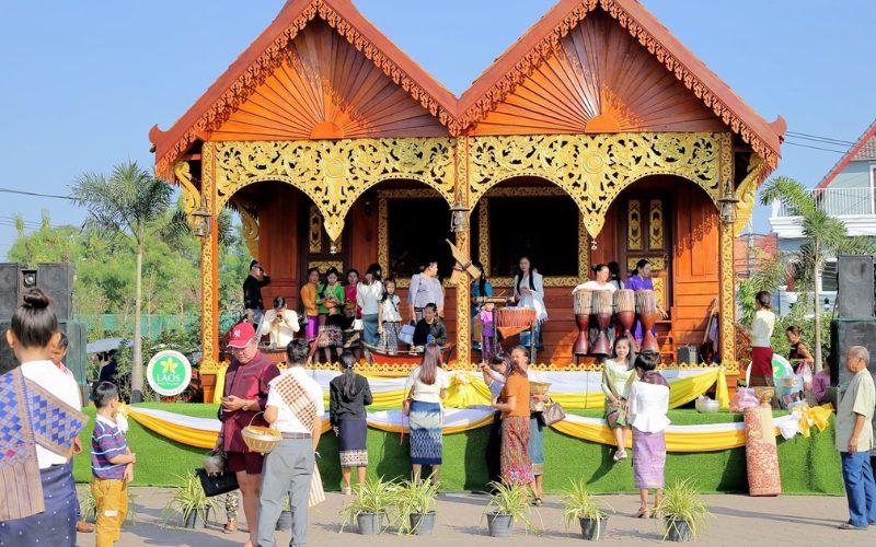 Des habitants en tenue traditionnelle laotienne participent à une animation culturelle et musicale dans le cadre du Festival du That Luang à Vientiane