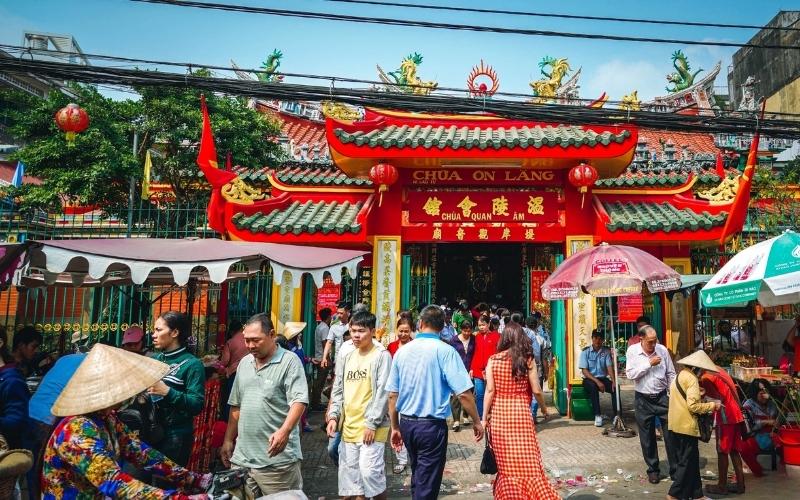 De nombreuses personnes se rendent à la Pagode Quan Am à Ho Chi Minh-Ville lors de célébrations importantes