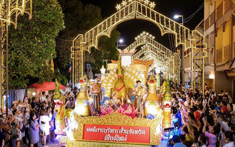 Défilé coloré et illuminé dans les rues de Chiang Mai lors du festival des lanternes, attirant une foule de spectateurs