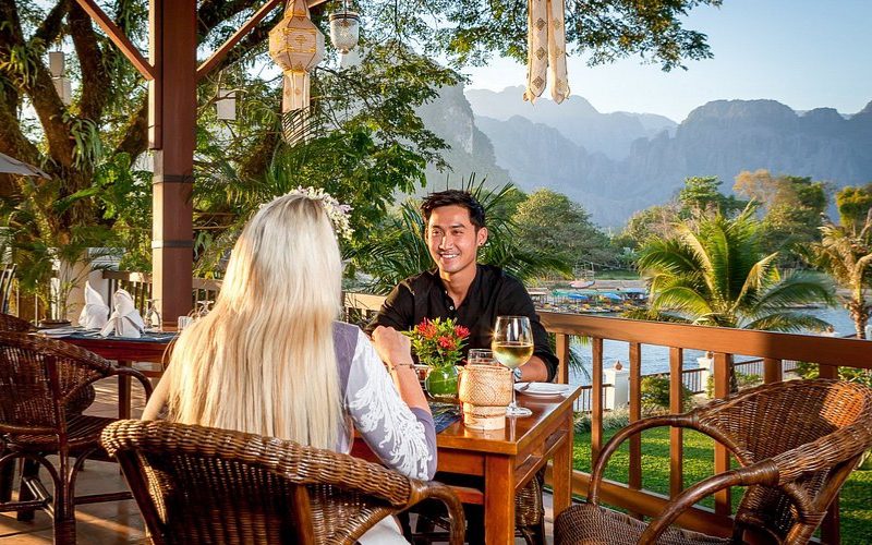Dîner en amoureux face aux montagnes karstiques de Vang Vieng, dans un cadre paisible et enchanteur