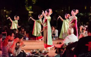 Dîner Khantoke traditionnel avec de la musique et de la danse