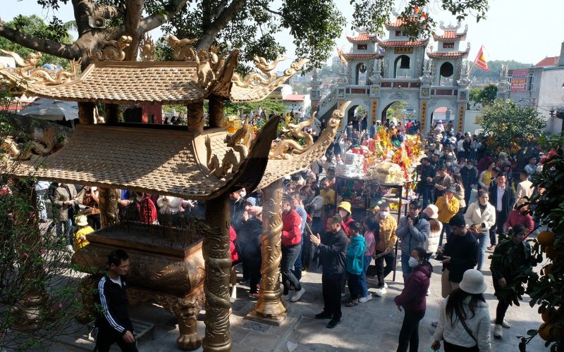 Des milliers de touristes viennent emprunter de l'argent au temple Ba Chua Kho