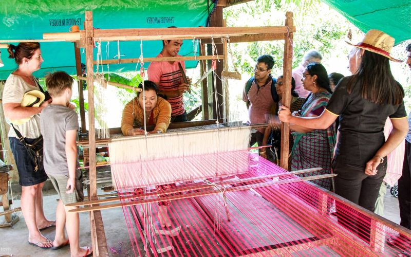 Découverte du processus de fabrication de la soie - Mekong Pandaw 8 jours