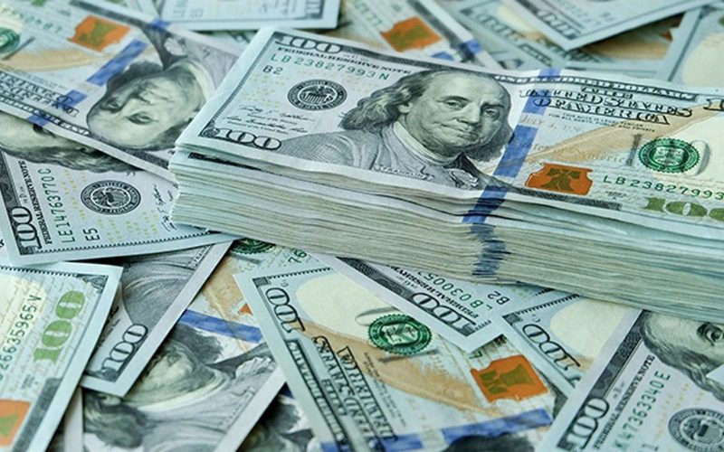 Pile de billets de 100 dollars américains, monnaie largement utilisée au Cambodge aux côtés du riel cambodgien
