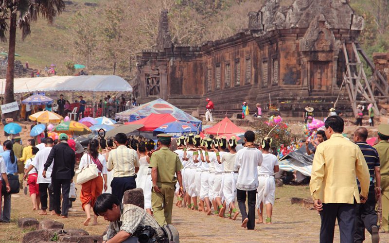 Procession de danseuses et de fidèles lors du festival Boun Wat Phou, devant les ruines sacrées du temple de Wat Phou au Laos