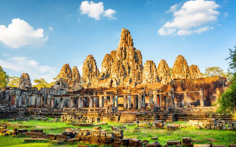 Étant un temple khmer, le Bayon est célèbre pour ses tours massives ornées de visages souriants et énigmatiques.