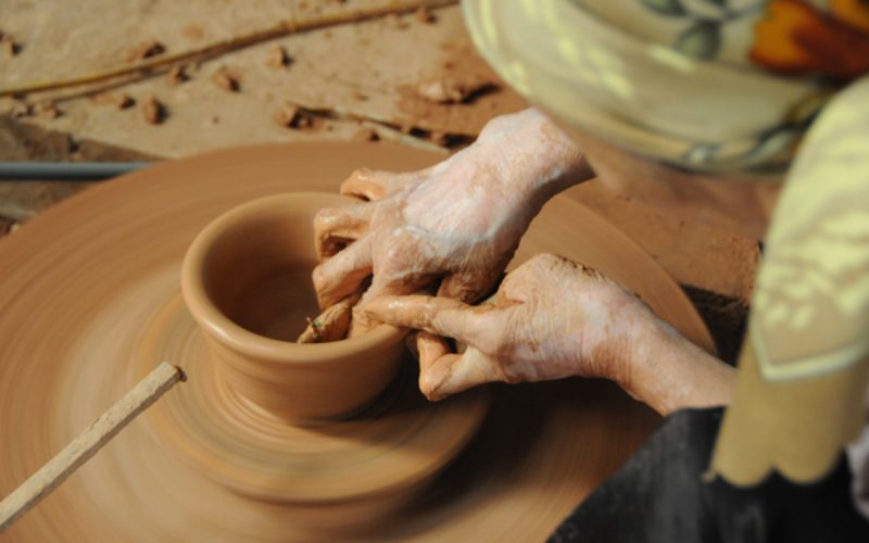 Expérience de la fabrication de poterie sous la direction d'artisans