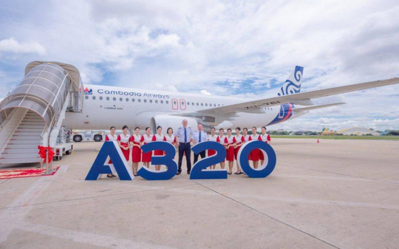 Équipage de Cambodia Airways posant devant un Airbus A320 sur le tarmac, lors de la présentation d’un vol à l’aéroport