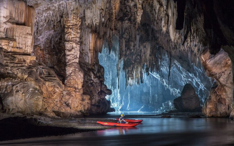 Exploration du réseau de grottes de Tham Lod en bateau