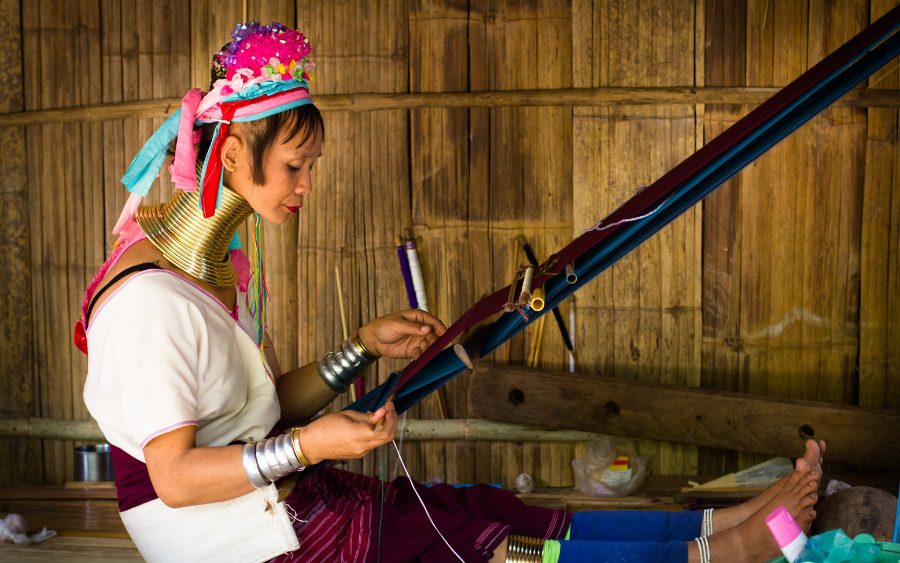 Femme Karen à long cou dans un village de la tribu des collines à Chiang Mai