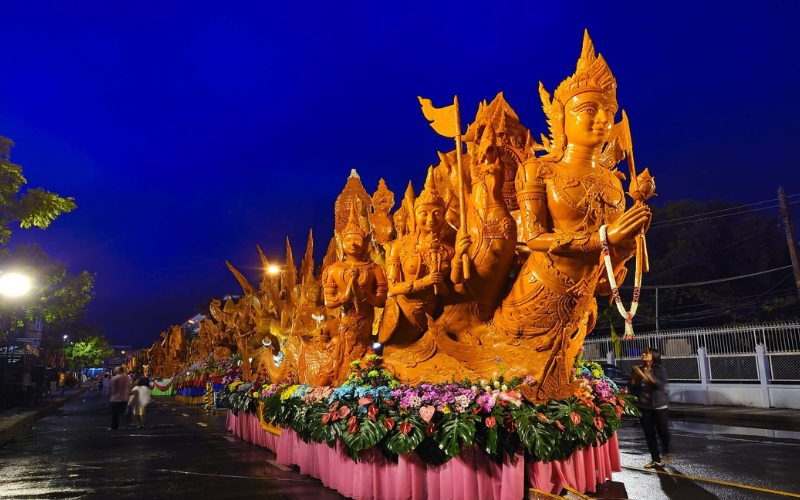 Statues géantes en cire finement sculptées exposées lors du défilé nocturne du festival des bougies de Khao Phansa en Thaïlande