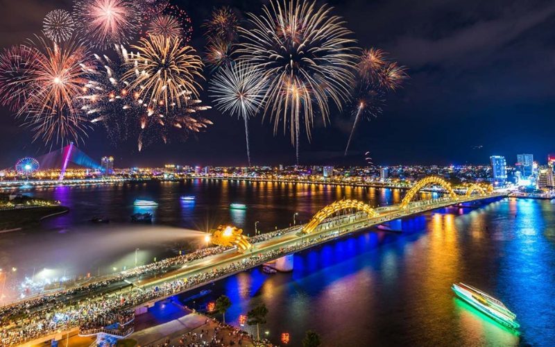 Feux d’artifice spectaculaires au-dessus du pont du Dragon à Da Nang, illuminant la ville et la rivière Han pendant les célébrations du Nouvel An