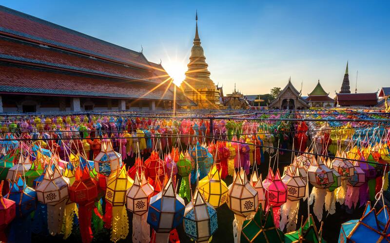 Festival de lampes colorées et lanterne à Loy Krathong au Wat Phra That Hariphunchai