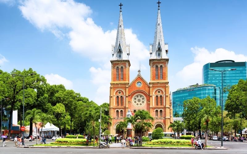 Façade de la Cathédrale Notre-Dame de Saïgon à Ho Chi Minh-Ville