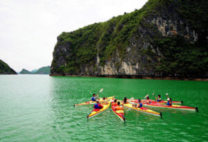 Faire du Kayak dans la baie d'Halong