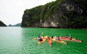 Faire du Kayak dans la baie d'Halong