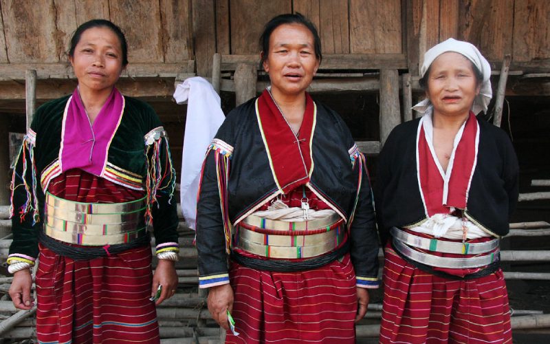 Femmes Palaung avec des ceintures de taille en tissu rouge et en argent au Myanmar